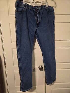 Wrangler Relaxed Fit Men’s Blue Jeans